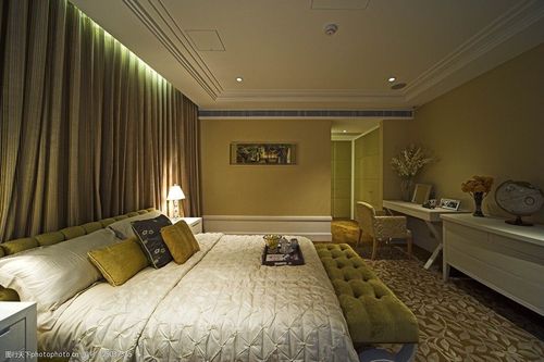 现代时尚卧室深金色窗帘室内装修效果图图片-